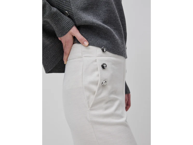 Hochgeschnittene Hose mit Knöpfen