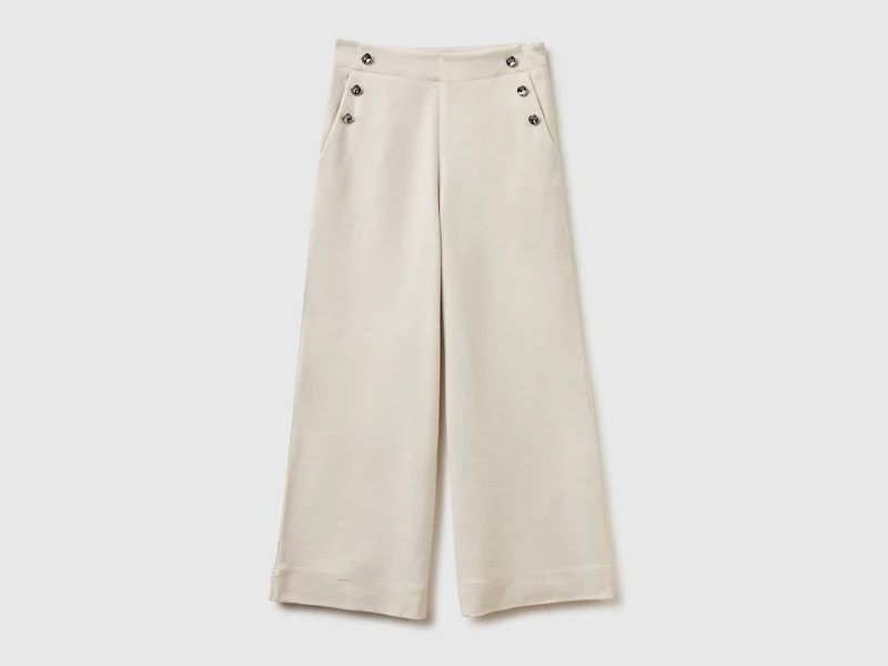 Hochgeschnittene Hose mit Knöpfen