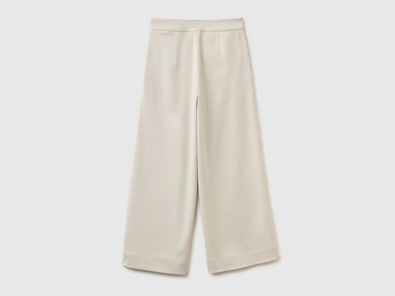 Hochgeschnittene Hose mit Knöpfen