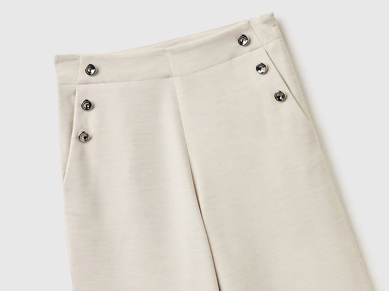 Hochgeschnittene Hose mit Knöpfen