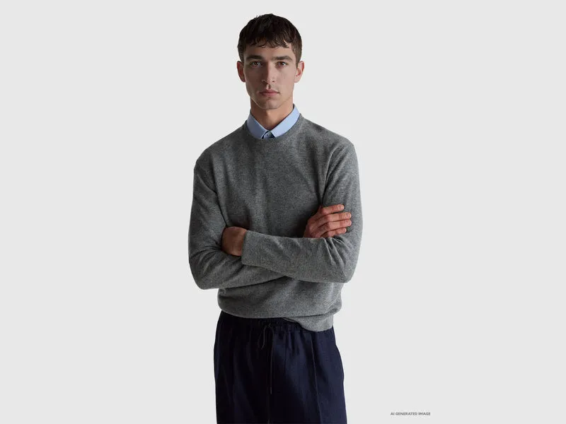 Grauer Pullover aus reiner Merinowolle
