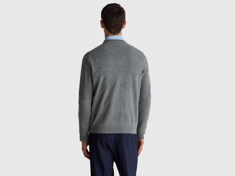 Grauer Pullover aus reiner Merinowolle