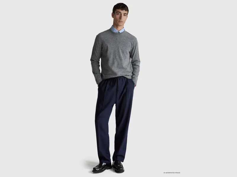 Grauer Pullover aus reiner Merinowolle