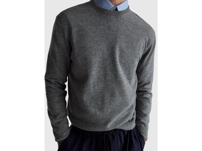Grauer Pullover aus reiner Merinowolle