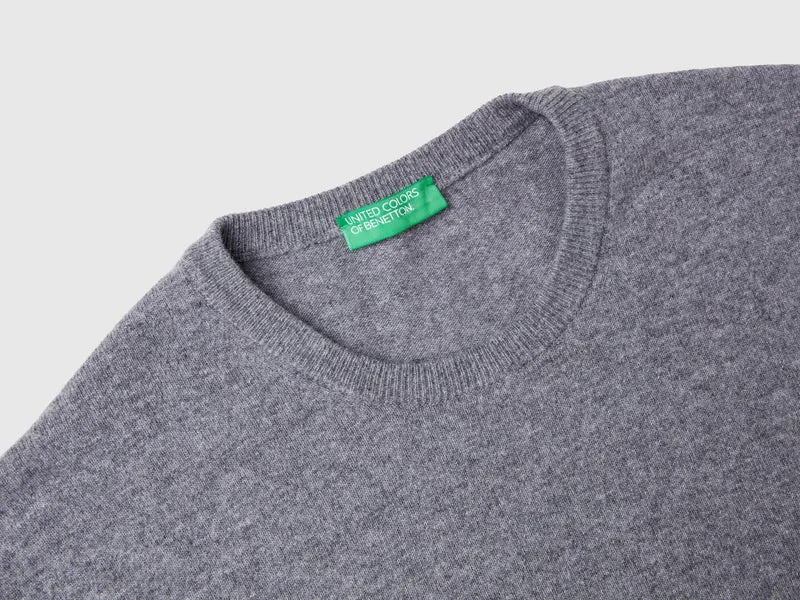 Grauer Pullover aus reiner Merinowolle