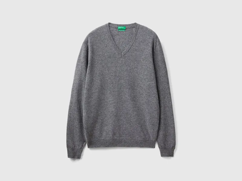 Grauer Pullover mit V-Ausschnitt aus reiner Merinowolle
