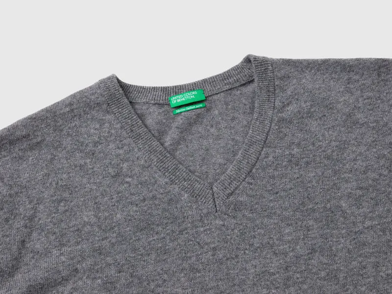 Grauer Pullover mit V-Ausschnitt aus reiner Merinowolle