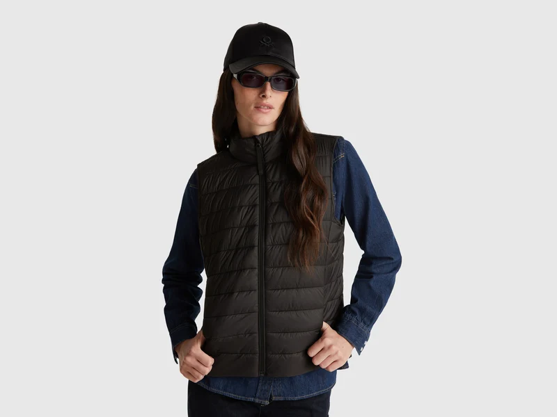 Gefütterte ärmellose Jacke im Slim Fit