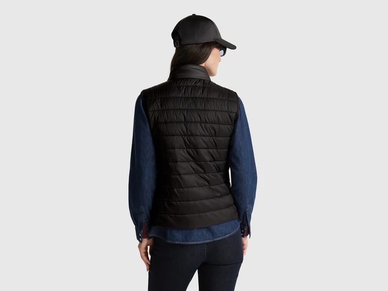 Gefütterte ärmellose Jacke im Slim Fit