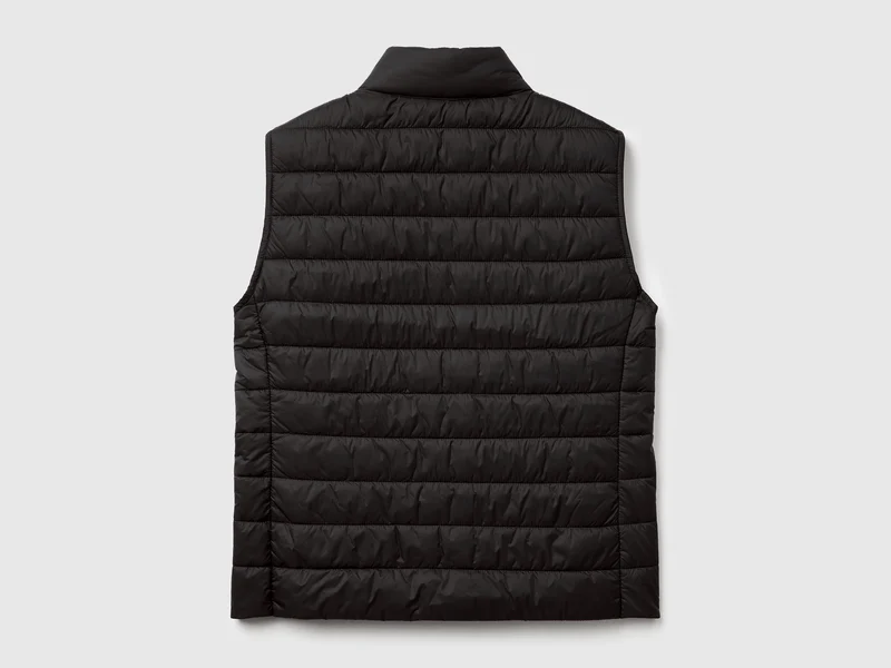Gefütterte ärmellose Jacke im Slim Fit