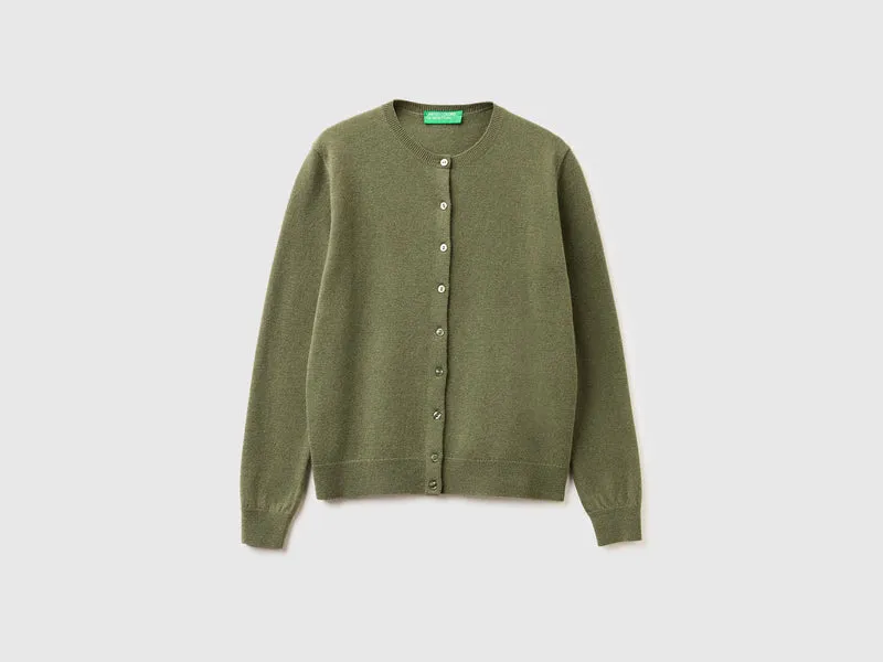 Militärgrüne Strickjacke mit Rundhalsausschnitt aus reiner Merinowolle