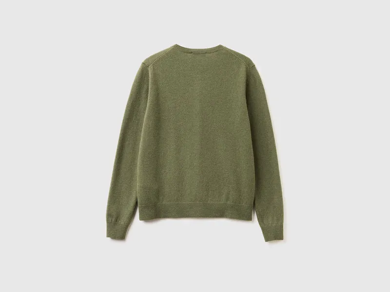 Militärgrüne Strickjacke mit Rundhalsausschnitt aus reiner Merinowolle