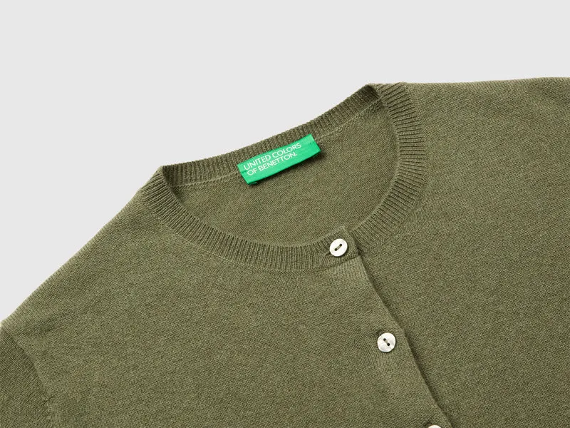 Militärgrüne Strickjacke mit Rundhalsausschnitt aus reiner Merinowolle