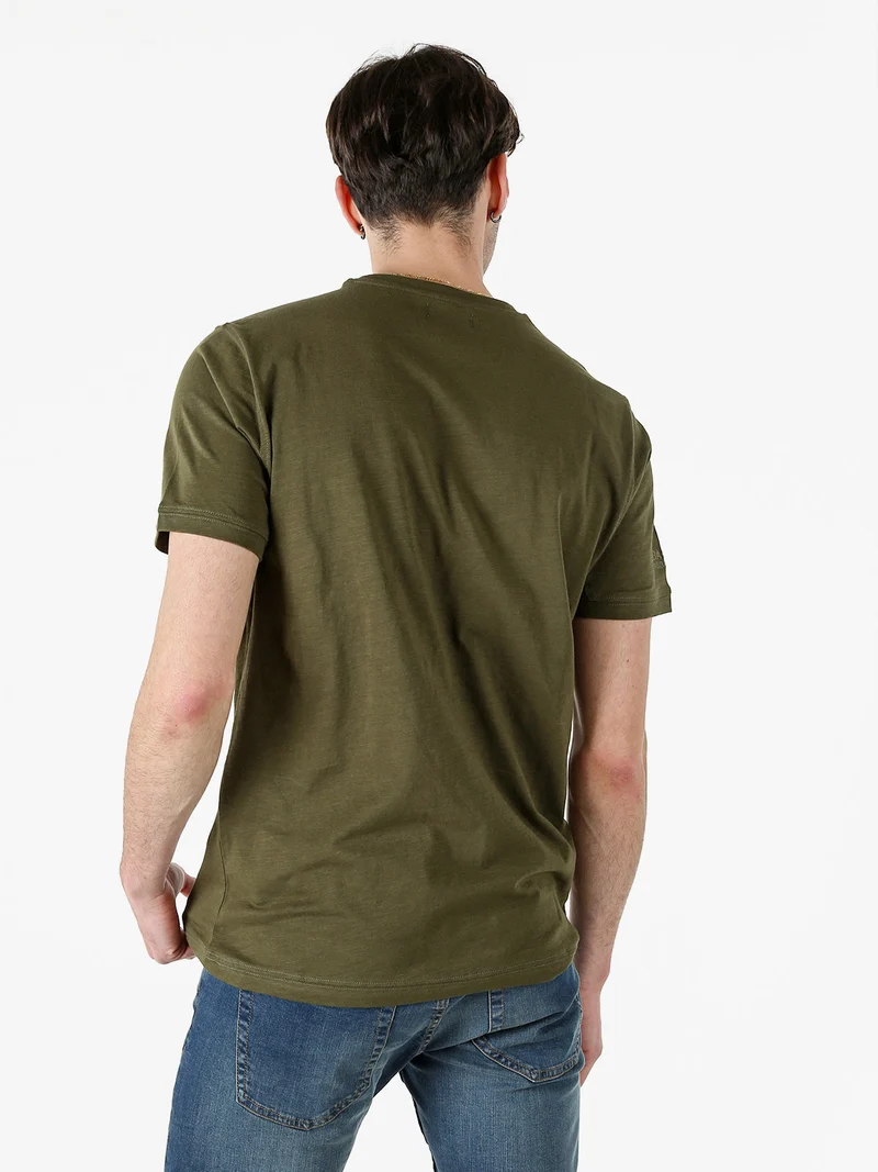 T-shirt girocollo in cotone da uomo con taschino - militare