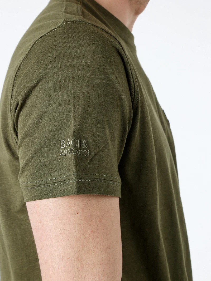 T-shirt girocollo in cotone da uomo con taschino - militare
