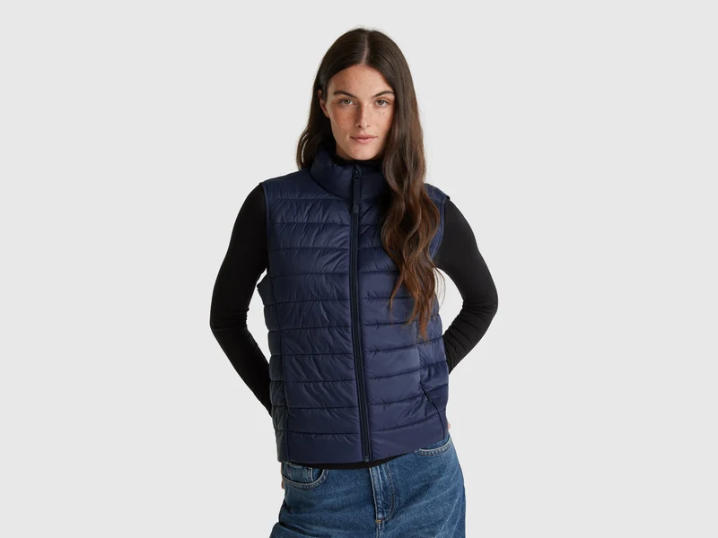 Gefütterte ärmellose Jacke im Slim Fit