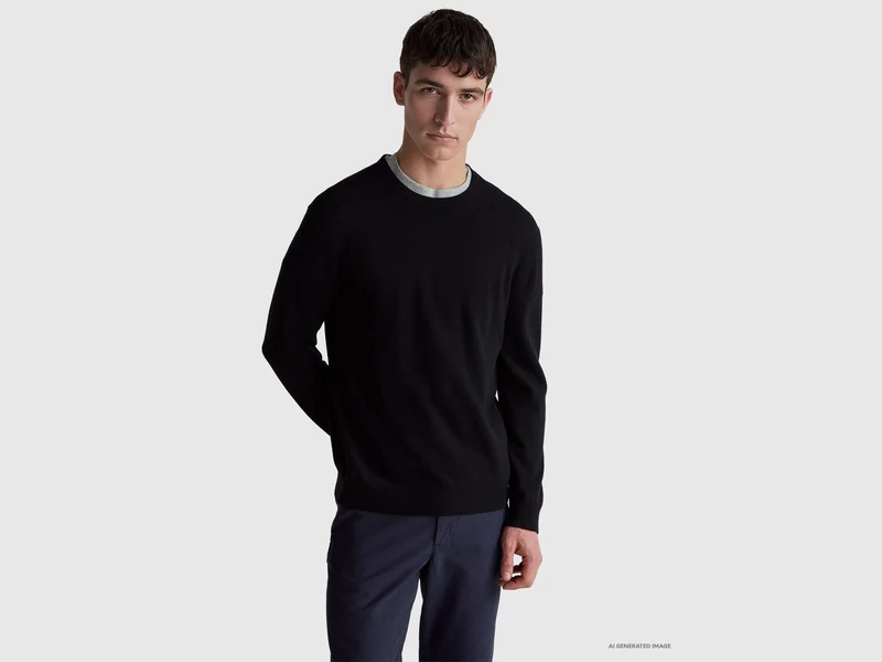Schwarzer Pullover aus reiner Merinowolle
