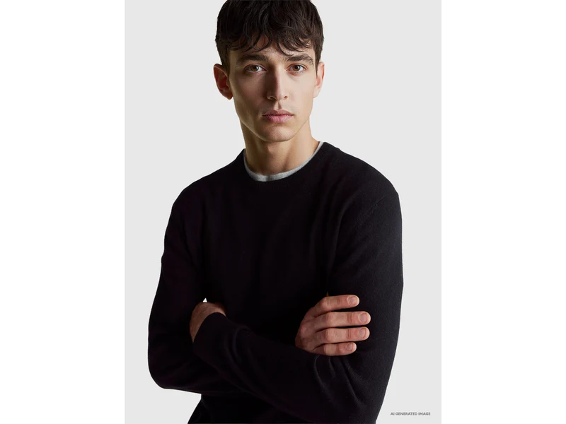 Schwarzer Pullover aus reiner Merinowolle
