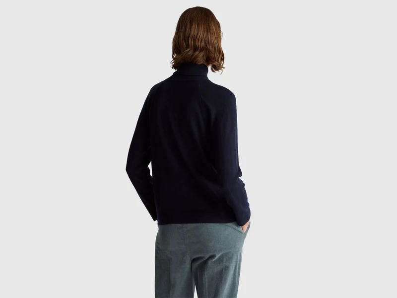 Mitternachtsblauer Rollkragenpullover aus Woll-Kaschmir-Mix