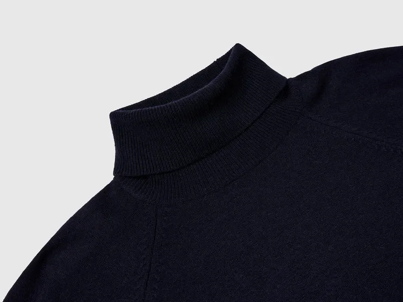 Mitternachtsblauer Rollkragenpullover aus Woll-Kaschmir-Mix