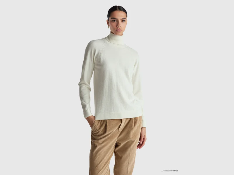 Cremefarbener Rollkragenpullover aus einer Woll-Kaschmir-Mischung