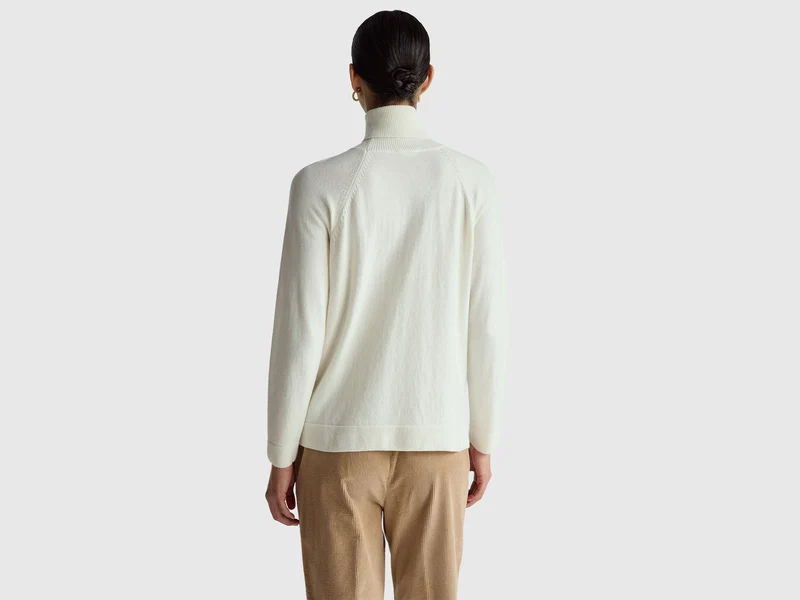 Cremefarbener Rollkragenpullover aus einer Woll-Kaschmir-Mischung