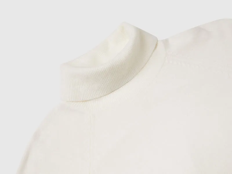 Cremefarbener Rollkragenpullover aus einer Woll-Kaschmir-Mischung