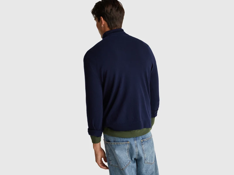 Dunkelblauer Rollkragenpullover aus reiner Merinowolle