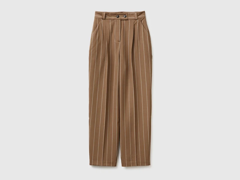 Karottenfarbene, nadelgestreifte Hose