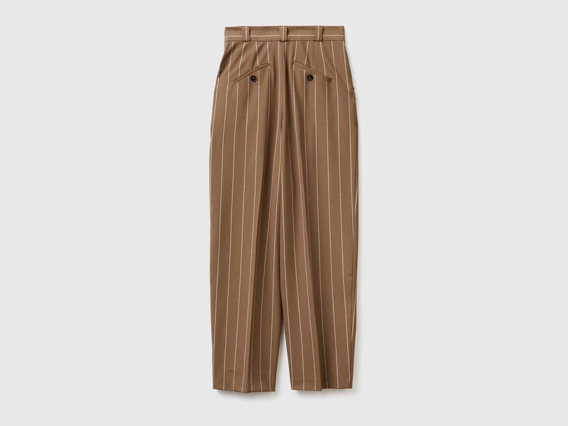 Karottenfarbene, nadelgestreifte Hose