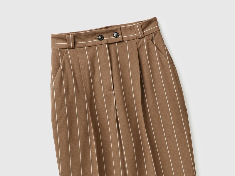 Karottenfarbene, nadelgestreifte Hose