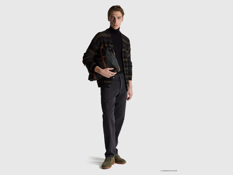 Schwarzer Rollkragenpullover aus reiner Merinowolle