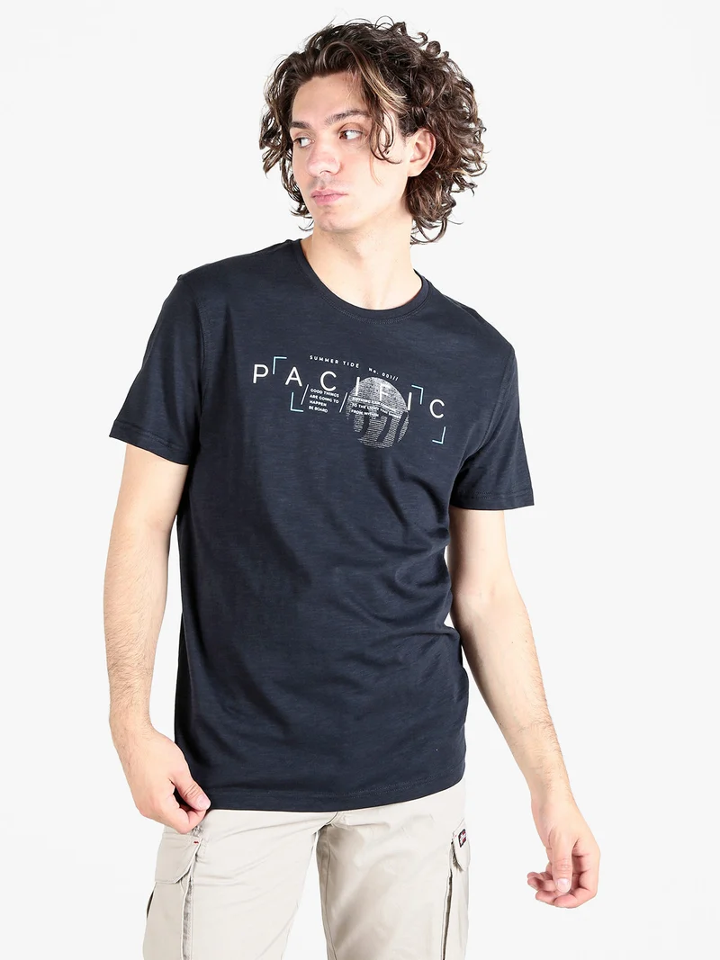 T-shirt uomo in cotone con stampa scrtita - blu scuro