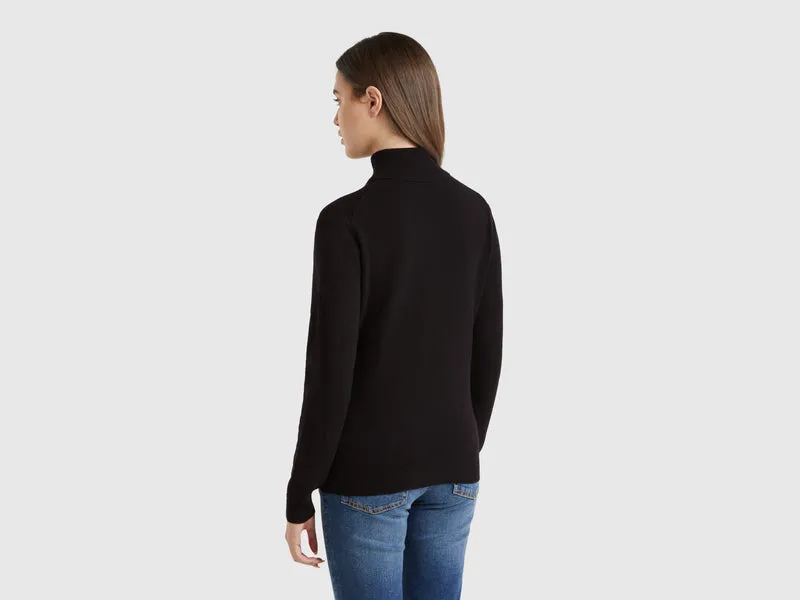 Schwarzer Rollkragenpullover aus reiner Merinowolle