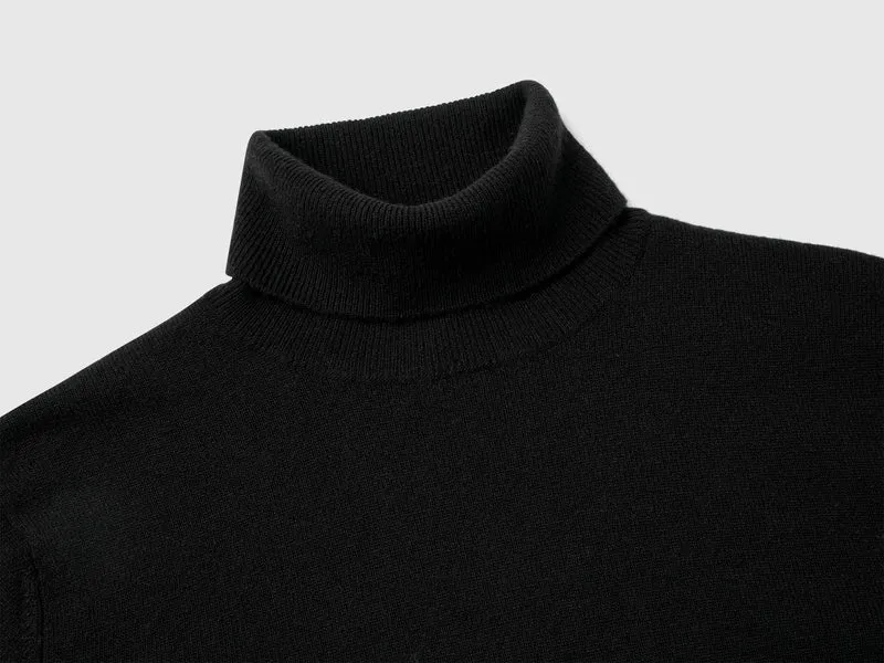 Schwarzer Rollkragenpullover aus reiner Merinowolle
