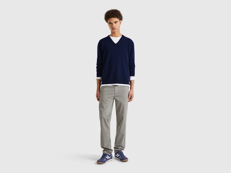 Dunkelblauer Pullover mit V-Ausschnitt aus reiner Merinowolle