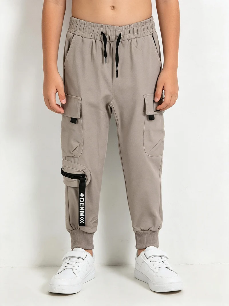 Pantaloni cargo da ragazzo con polsini e coulisse - fango