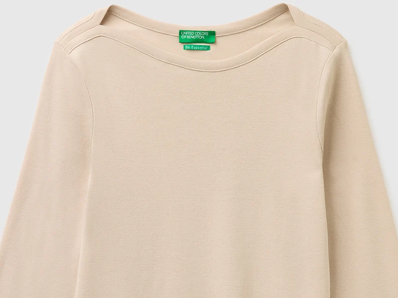 Schmal geschnittenes T-Shirt mit U-Boot-Ausschnitt