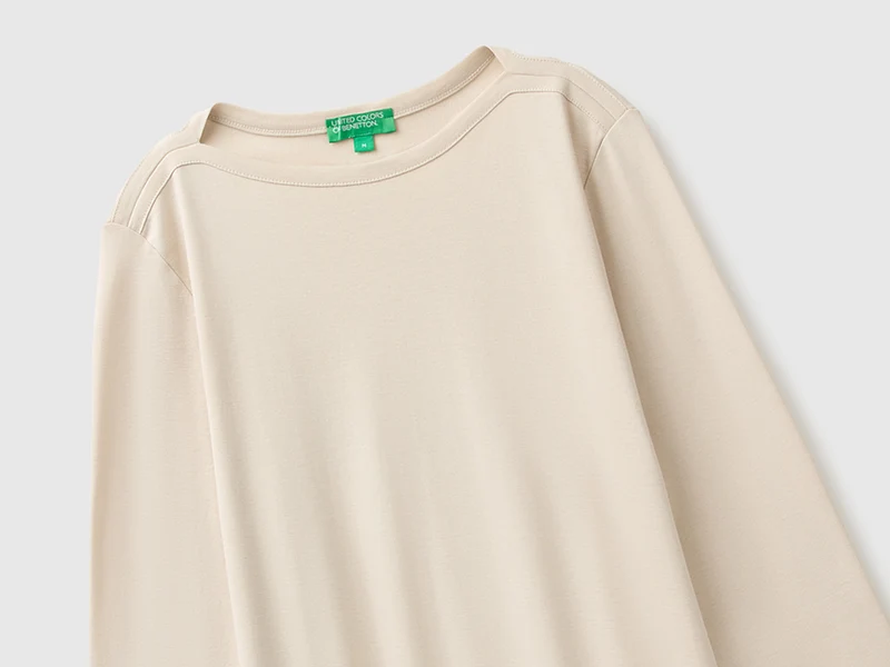 Schmal geschnittenes T-Shirt mit U-Boot-Ausschnitt