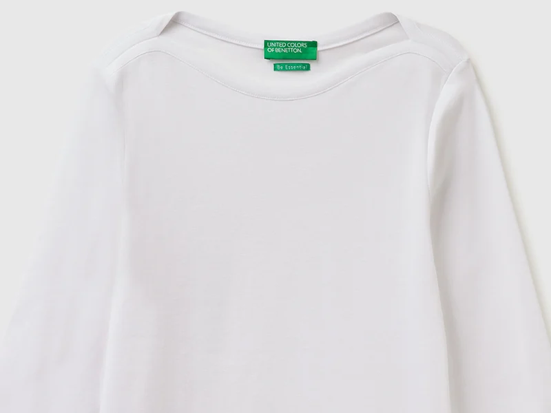 Schmal geschnittenes T-Shirt mit U-Boot-Ausschnitt