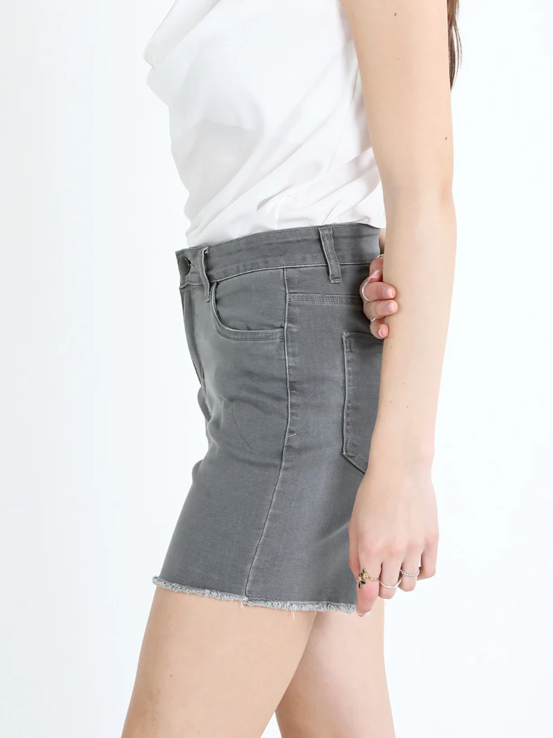 Shorts donna in jeans con finale sfrangiato - grigio scuro