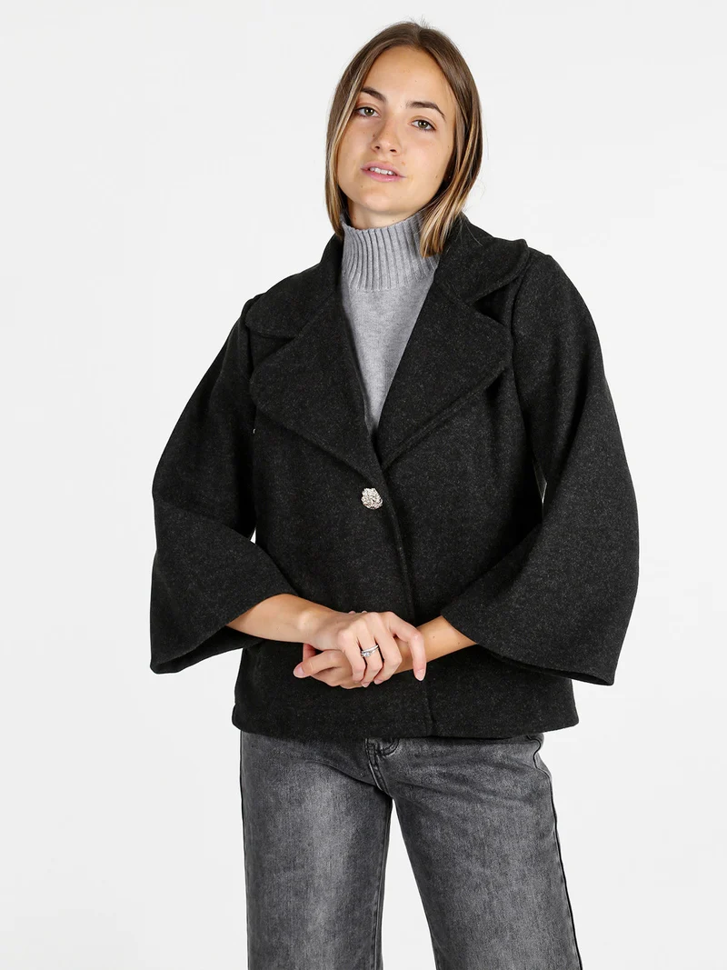 Cappotto corto donna oversize monobottone con maniche a campana - nero