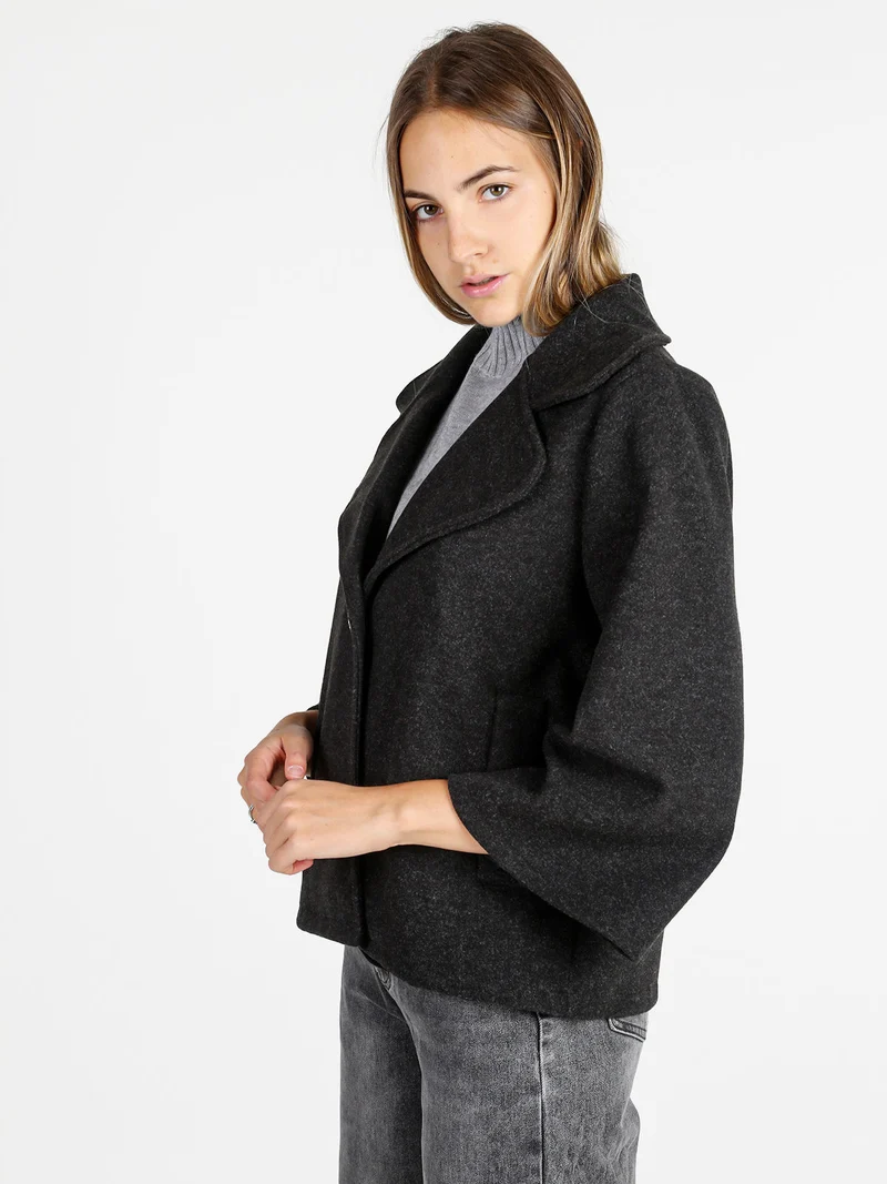 Cappotto corto donna oversize monobottone con maniche a campana - nero
