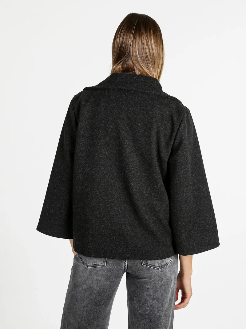 Cappotto corto donna oversize monobottone con maniche a campana - nero