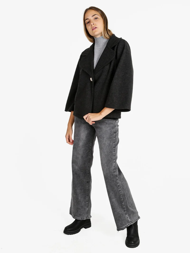 Cappotto corto donna oversize monobottone con maniche a campana - nero
