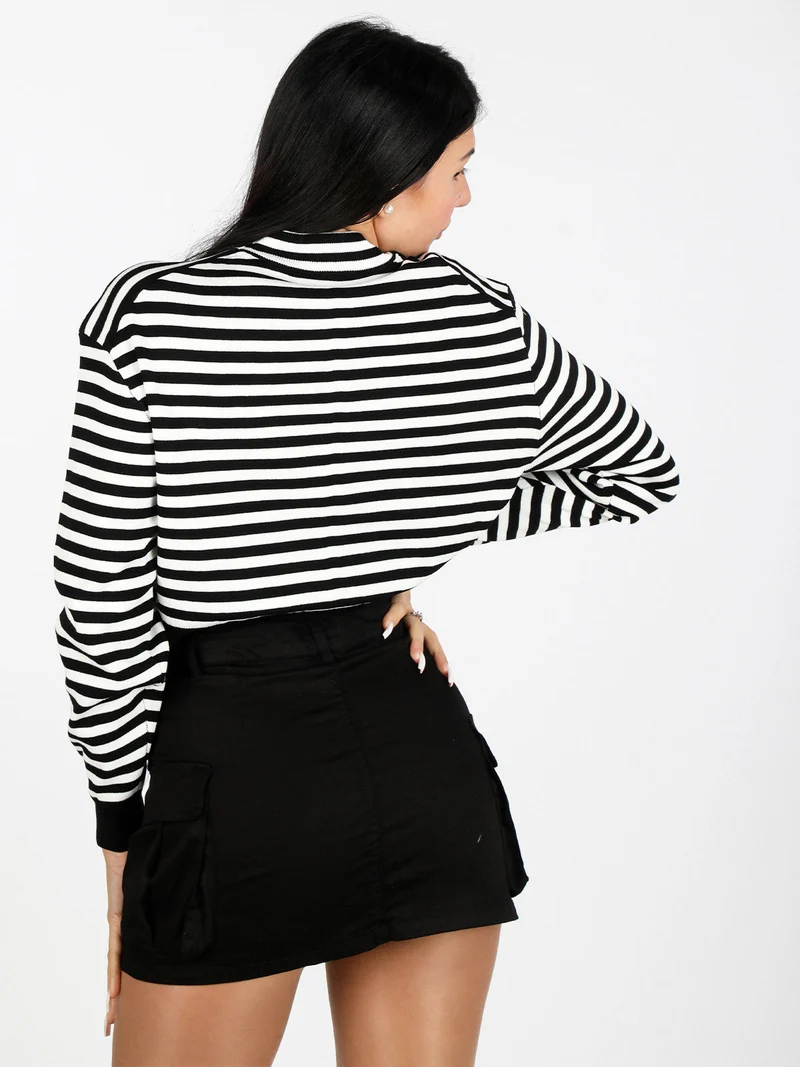 Pullover cropped da donna a righe - nero