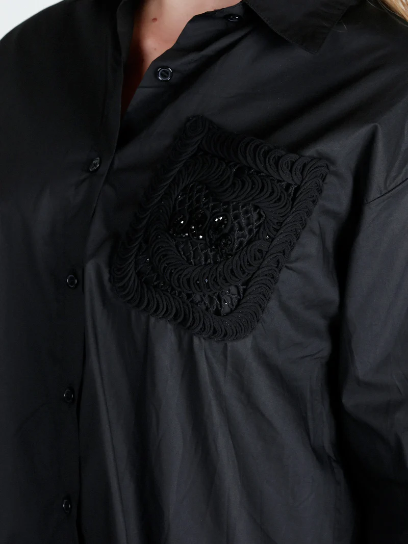 Camicia donna oversize con taschino ricamato - nero