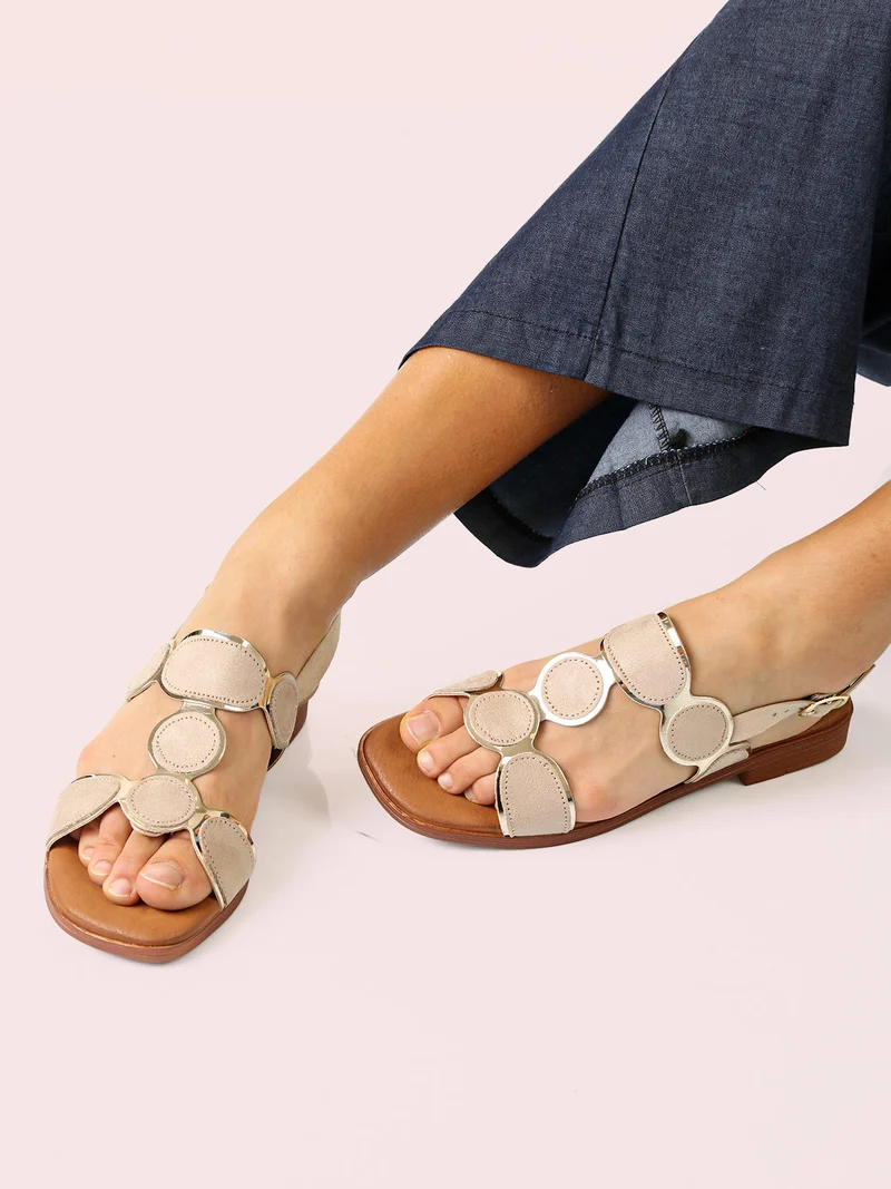 Sandali donna con dettagli scamosciati e cinturino alla caviglia con fibbia - beige