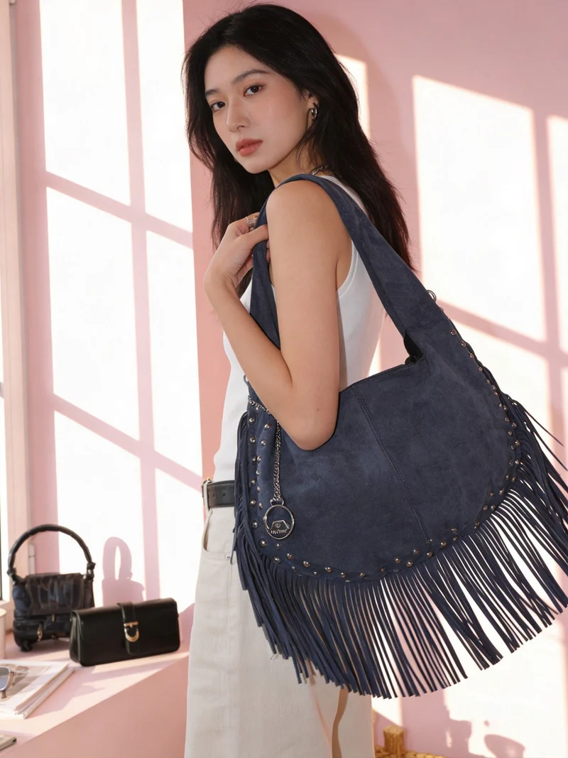 Borsa a spalla da donna con frange e borchie - blu scuro
