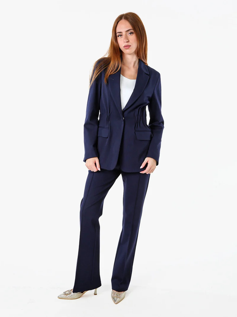 Completo elegante da donna con blazer e pantaloni con finale a zampa - blu